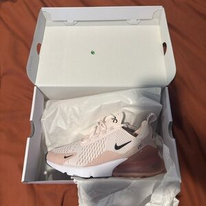 Nike Air Max 270 in Soft Pink